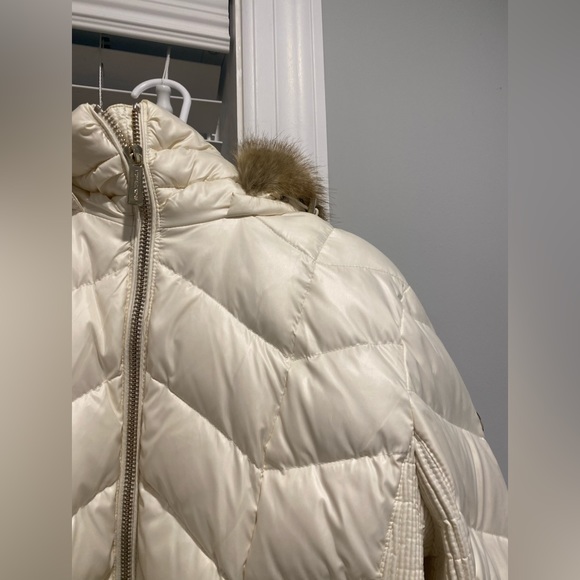 Michael Kors White Cream Mid Size Puffer Jacket With Faux Fur Hood - Picture 3 of 11